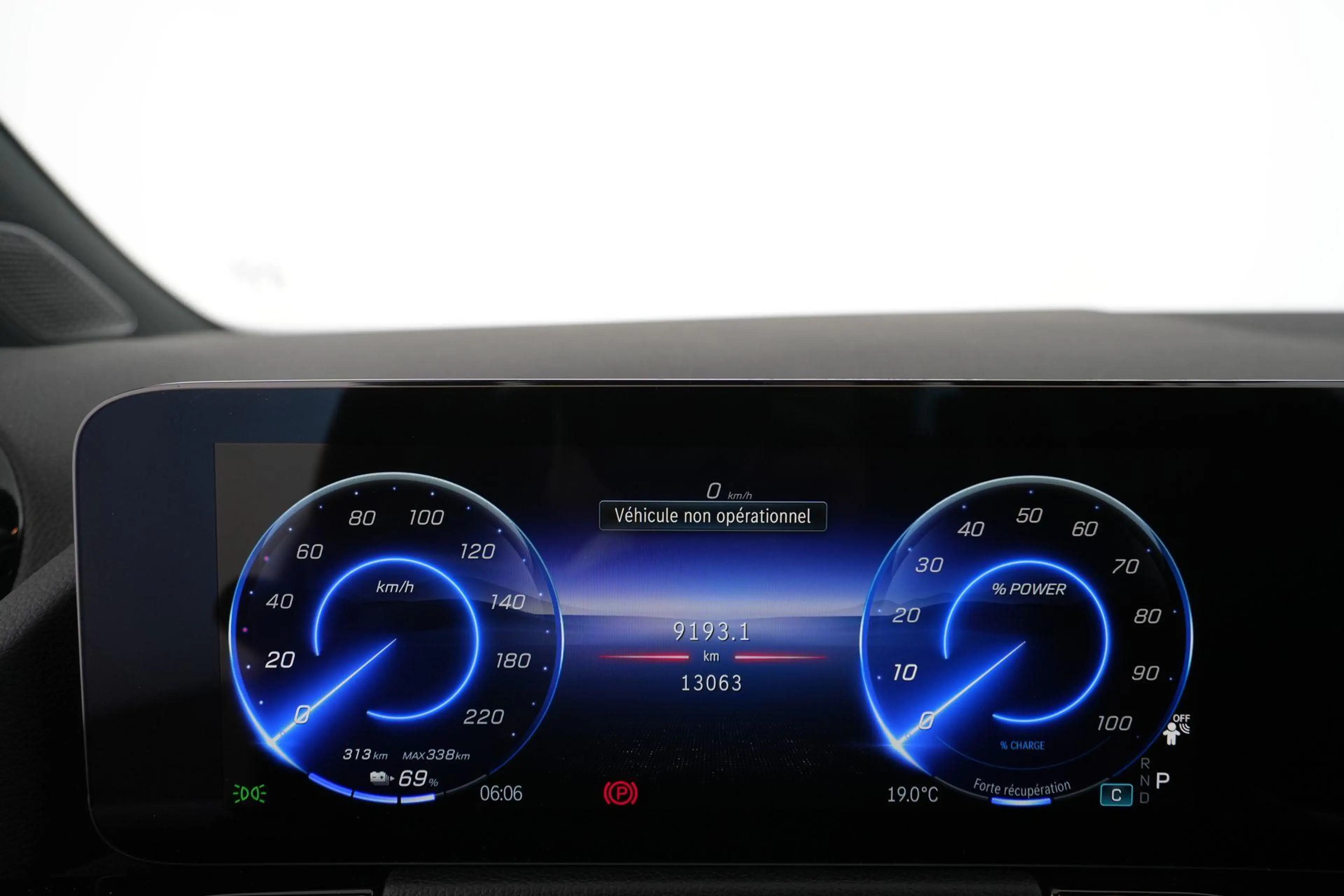 Mercedes-Benz EQA 300 4MATIC Luxury met panodak — photo 14