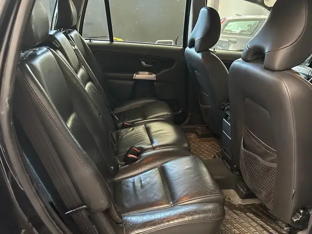 Volvo XC90 view 8