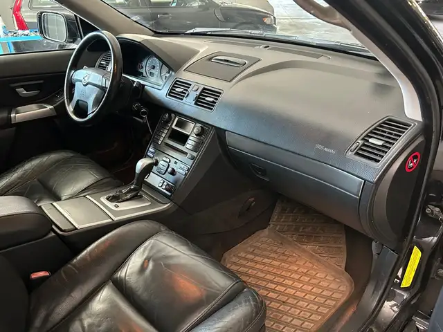 Volvo XC90 view 9