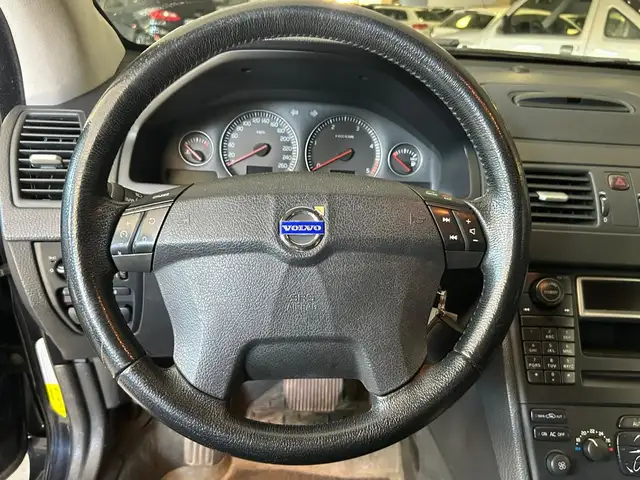 Volvo XC90 view 10