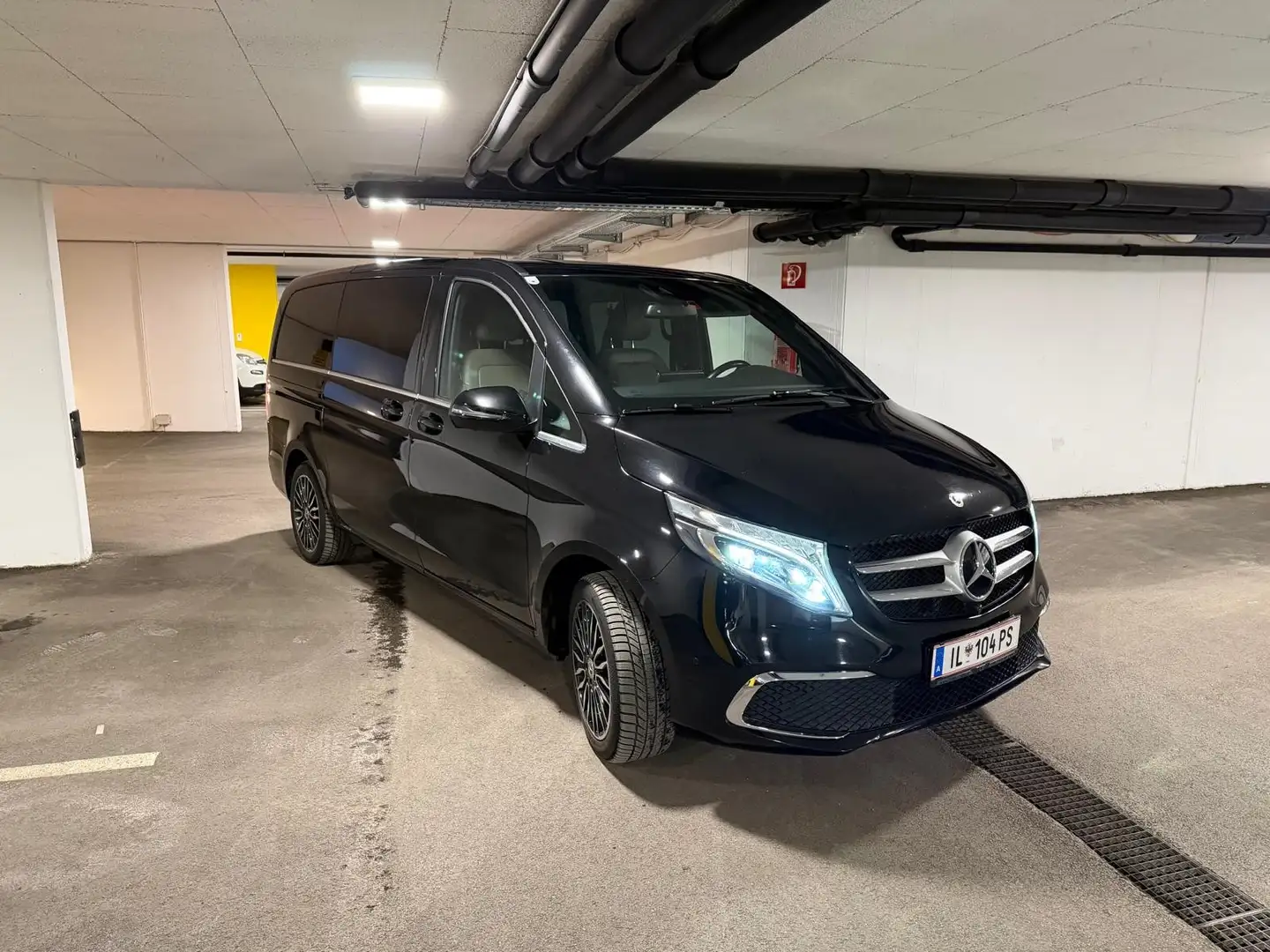Mercedes-Benz V 300 V 300 d Kombi lang Avantgarde mit Burmester Surround-Soundsystem Aut. Avantgarde, Allrad, AMG, Sport Paket, 3200 Kg Schwarz - 2