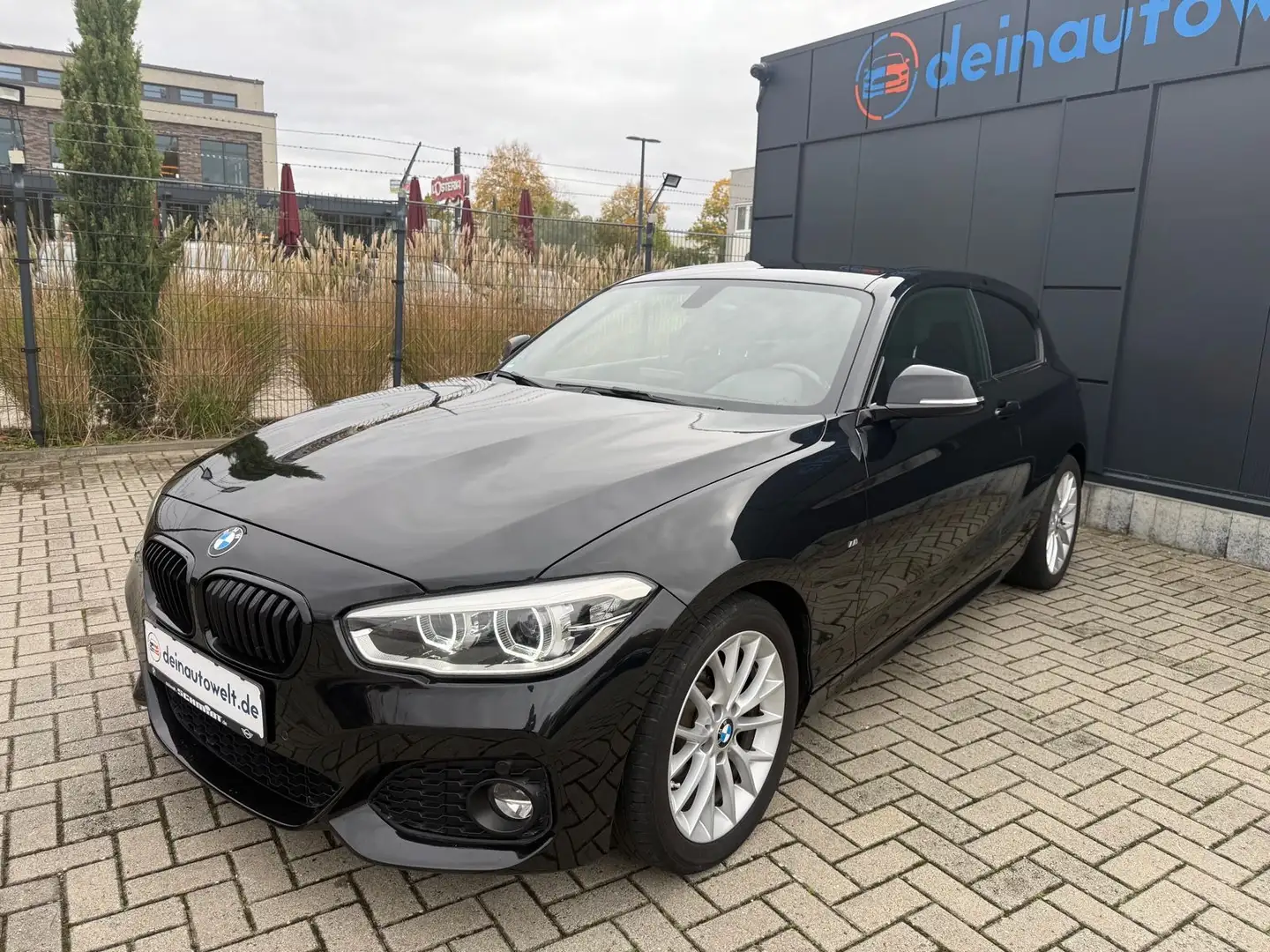 BMW 120 Baureihe 1 Lim. 3-trg. d M Sport *Automatik Schwarz - 1