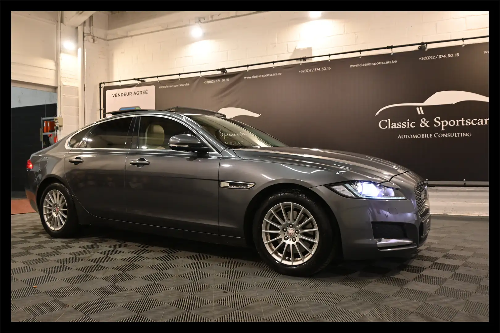 Jaguar XF XF 2.0 D / PANORAMA / CAMERA / CARPLAY / FULL !! Gris - 1