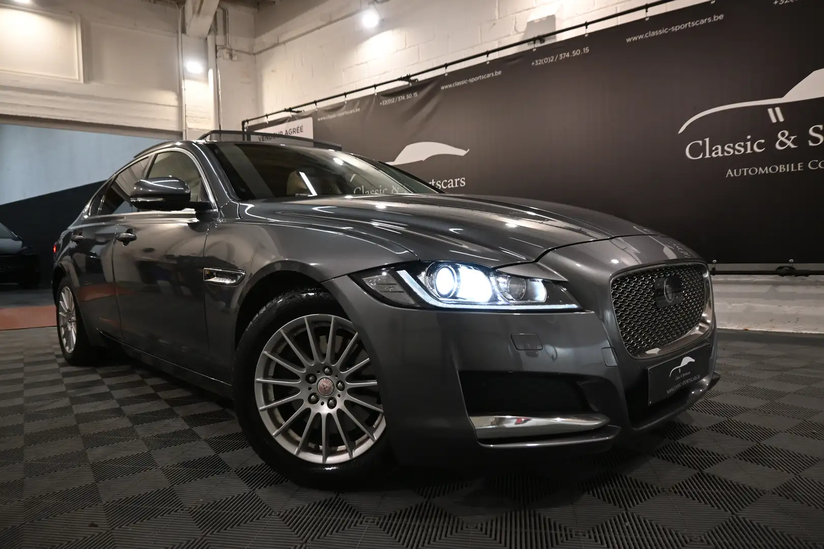 Jaguar XF XF 2.0 D / PANORAMA / CAMERA / CARPLAY / FULL !! Gris - 2