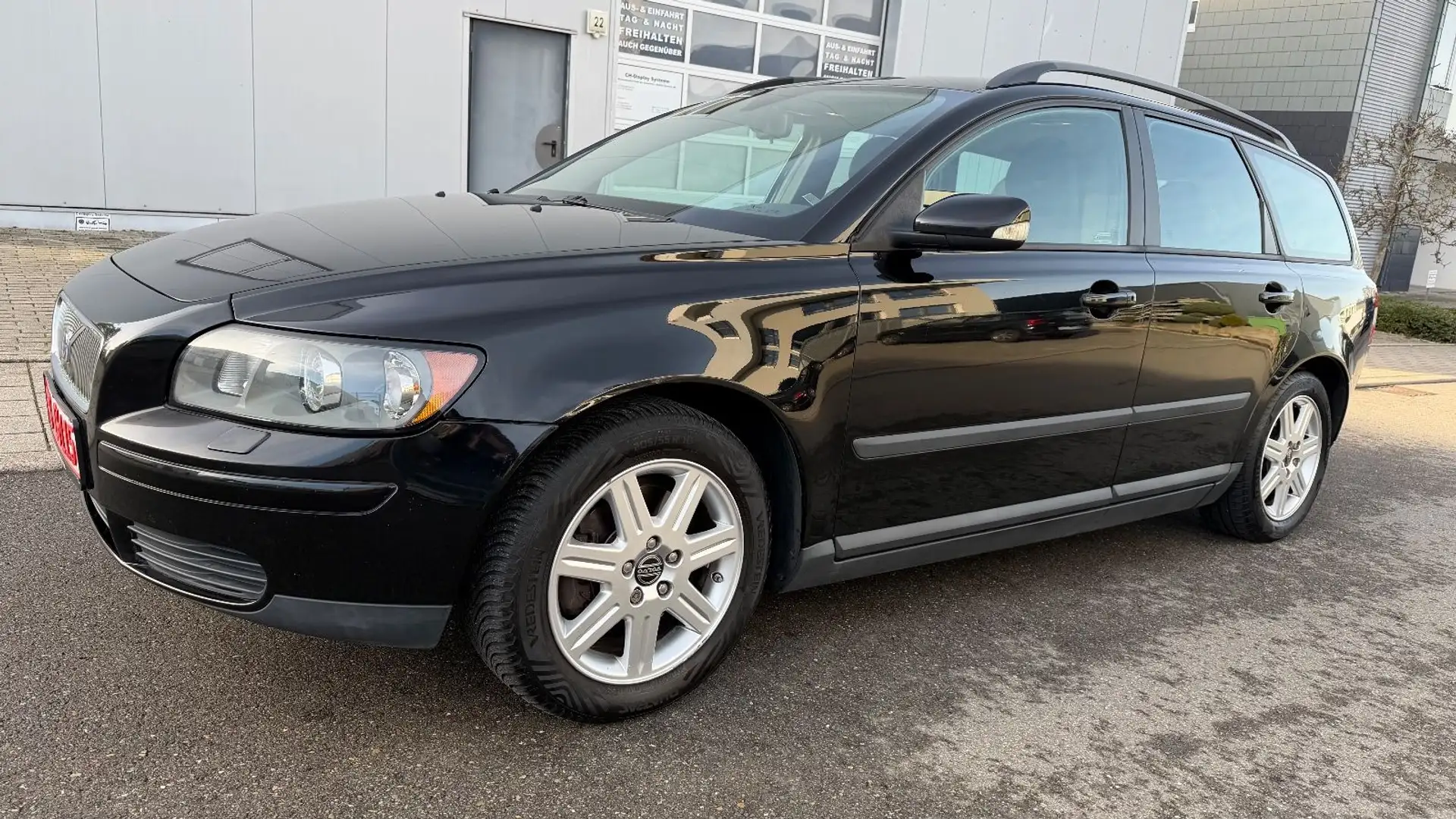 Volvo V50 Kombi 2.4 AUTOMATIK TÜV,KLIMA,PDC Schwarz - 1