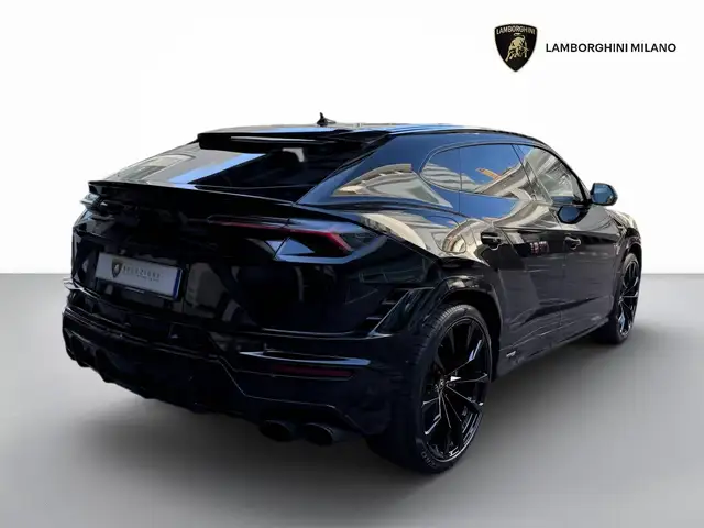 Lamborghini Urus view 5