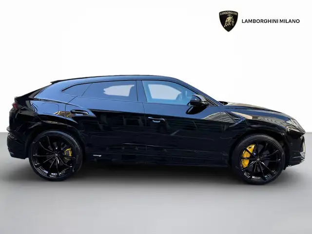 Lamborghini Urus view 4