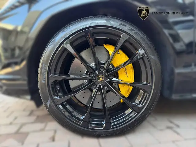 Lamborghini Urus view 9
