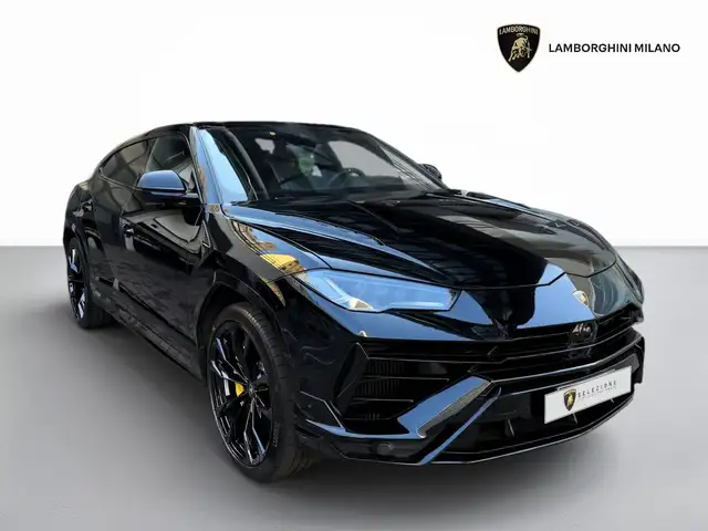 Lamborghini Urus view 3
