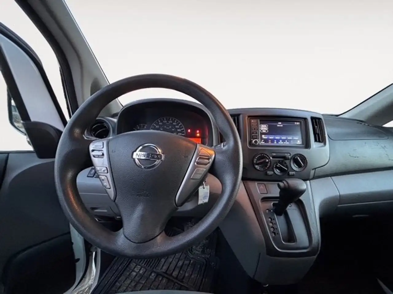 Nissan NV200 снимка Nissan NV200