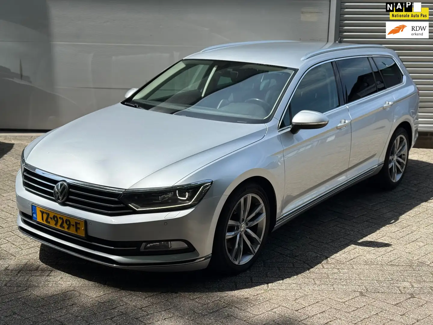 Volkswagen Passat Variant 2.0 TDI Business Edition R l Automaat l Volledig O Grijs - 1