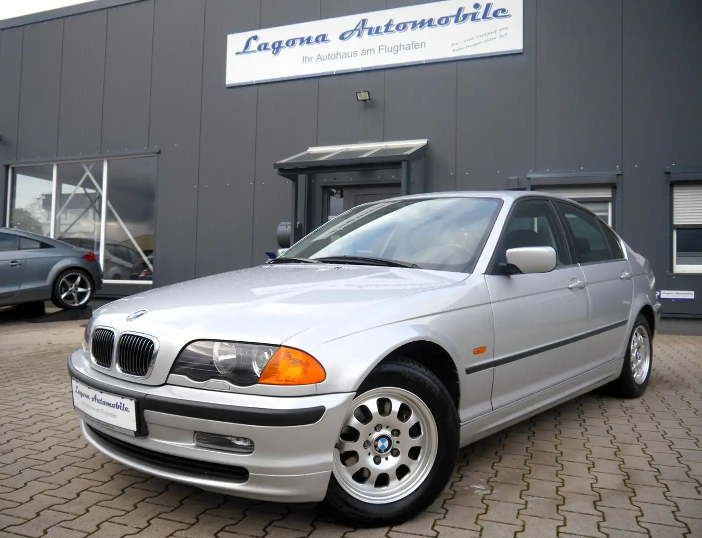 BMW 320 i Autom. Limousine *XENON/LEDER/SCHD/2.HAND* Plateado - 1