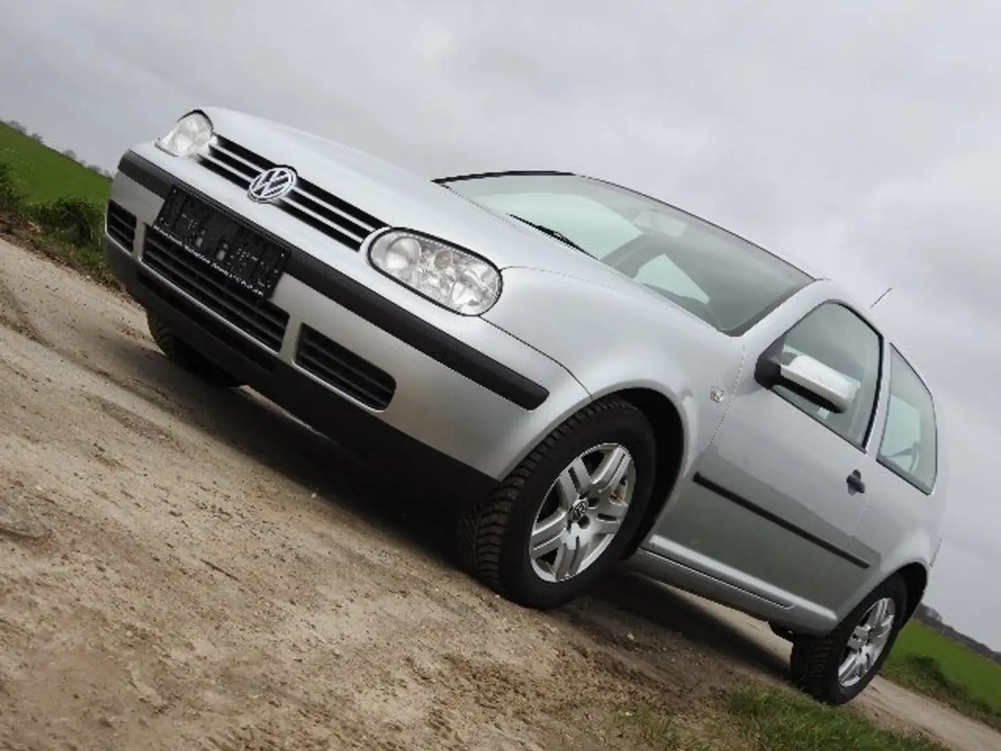 Volkswagen Golf 1.Hand. von Oma gefahren.Klima.Allwetterreifen! Срібний - 1