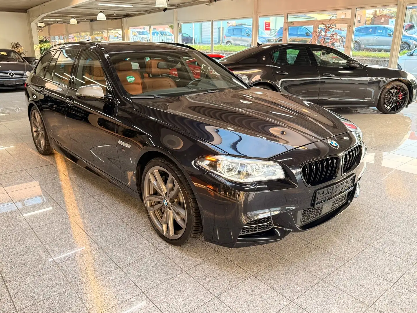 BMW 550 F11/360KAMERA-DACHHIMMEL-ALCANTARA-LED/STH Noir - 1