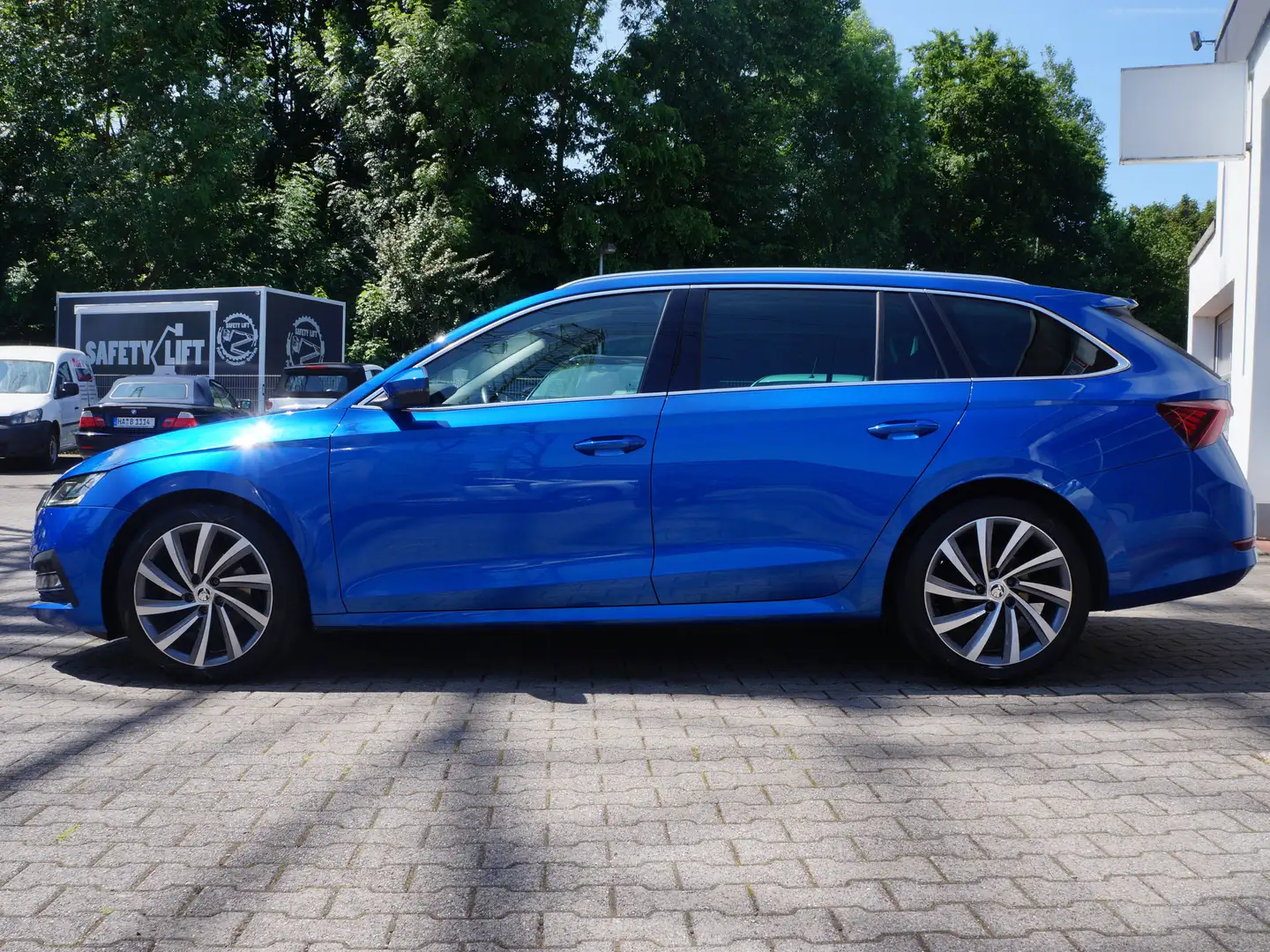 Skoda Octavia Octavia Combi Style*DSG*PDC*LED*SHZ*NAVI*AHK* Blau - 2