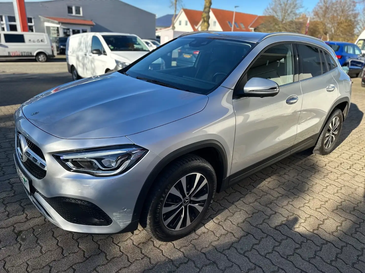 Mercedes-Benz GLA 200 /VIRTUAL/NAVI/SHZ/TEMP/GJR/TEILLEDER Silber - 2