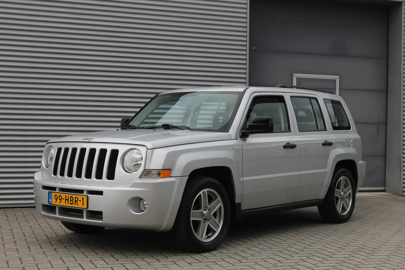 Jeep Patriot 2.4 Sport Adventure I 4x4 I Airco I Nl. Auto Grijs - 1