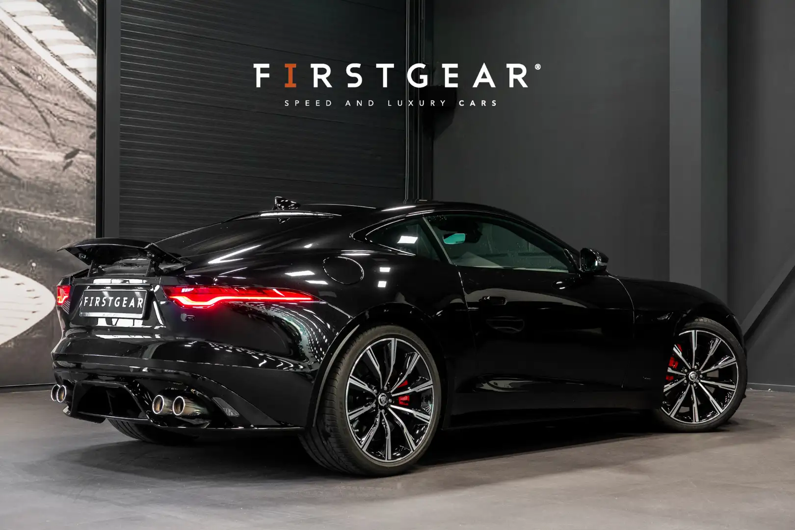 Jaguar F-Type P575 AWD R 75 *Panorama / Stoelventilatie / Sport- Zwart - 2