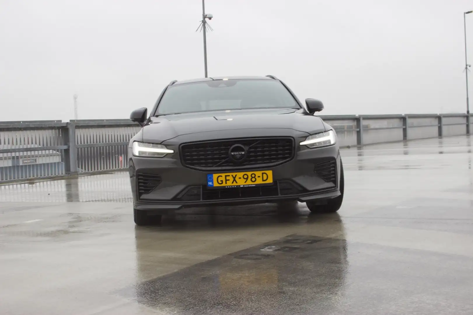 Volvo V60 2.0 T6 Recharge AWD R-Design Grijs - 2