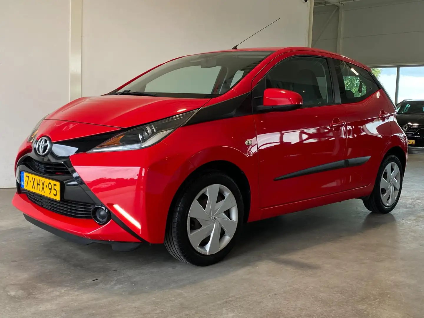 Toyota Aygo 1.0 VVT-i X-play 5drs Airco Navi NL-auto Rood - 1