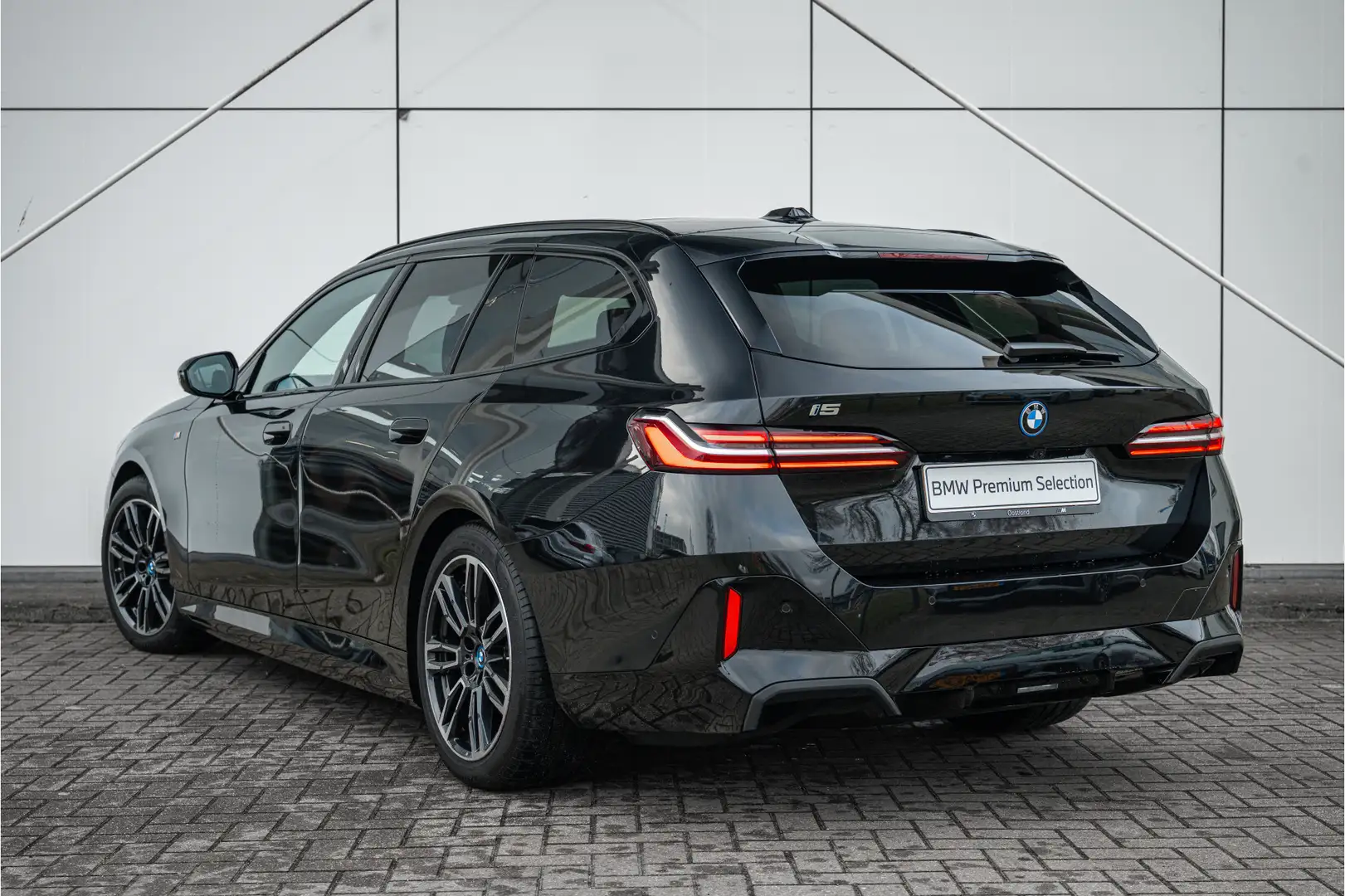 BMW i5 Touring eDrive40 M Sport / Panoramadak / Trekhaak Noir - 2
