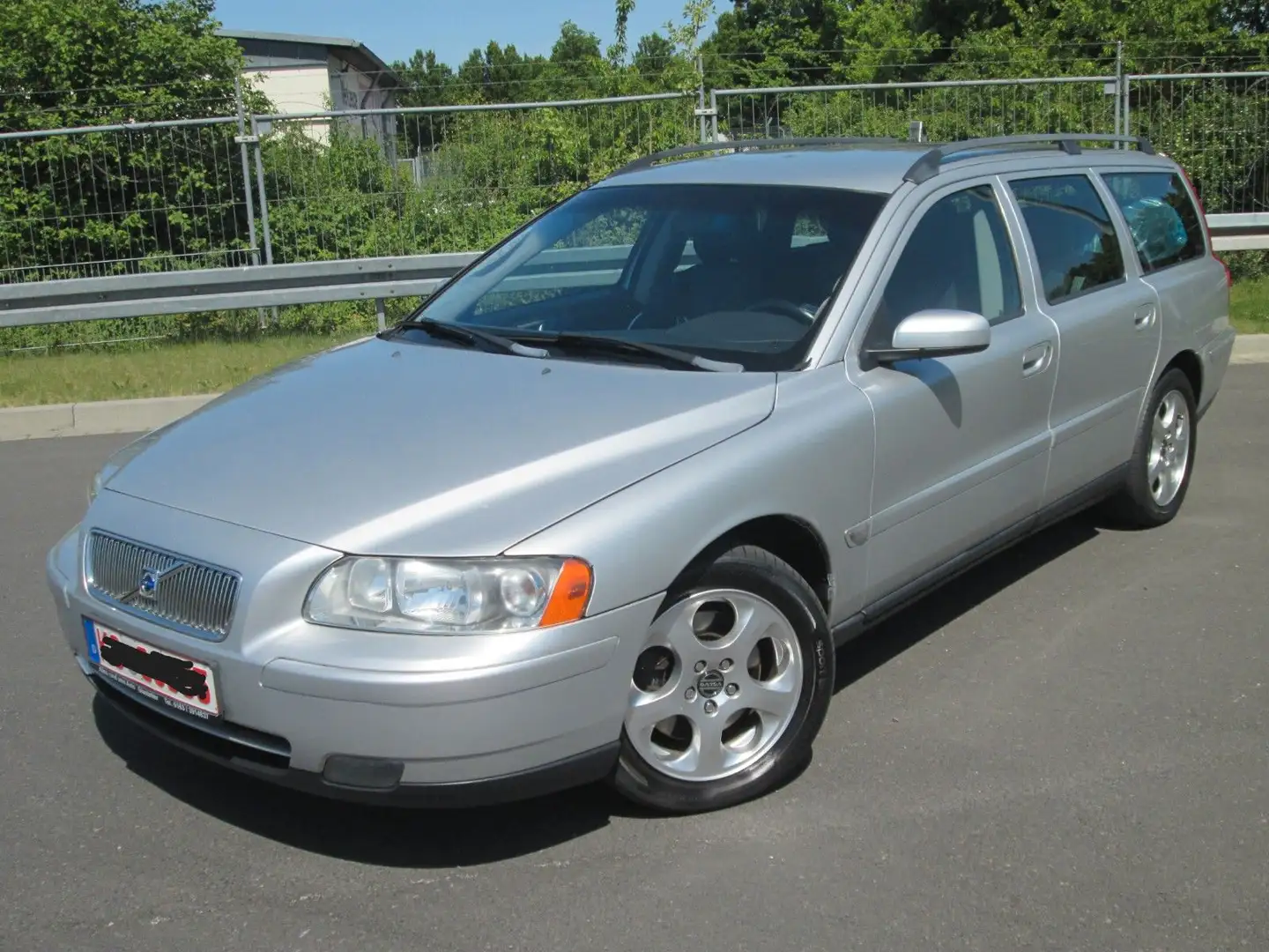 Volvo V70 2.4D Kinetic 93kW   TÜV&AU + Inspektion Neu Silber - 1