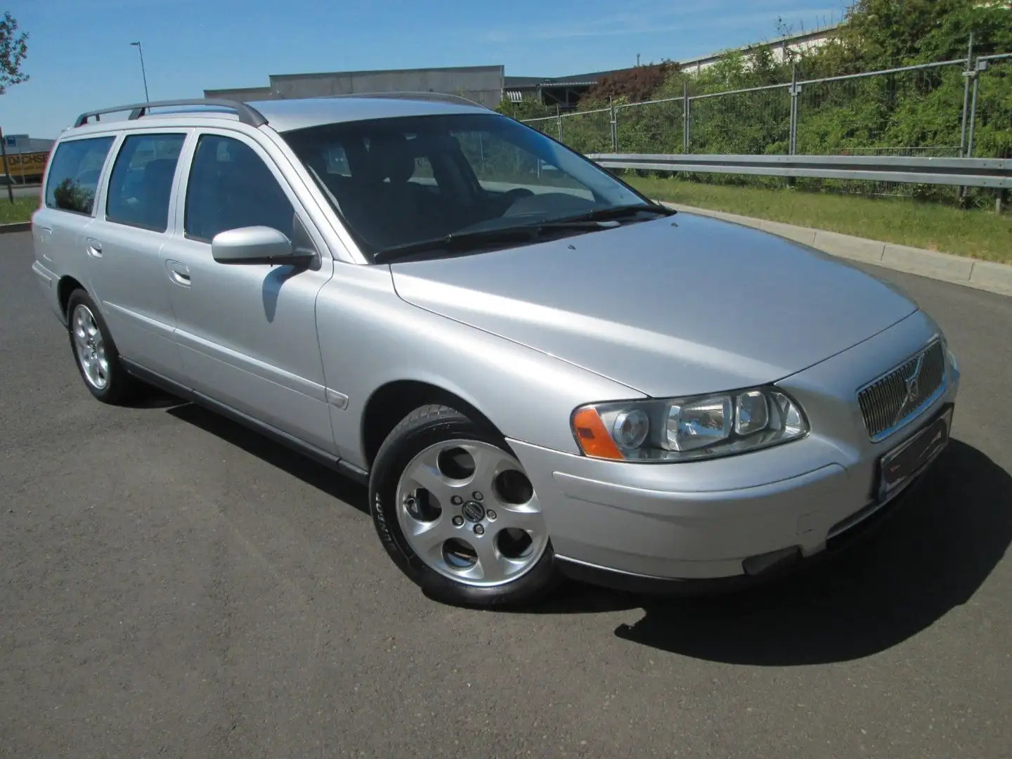Volvo V70 2.4D Kinetic 93kW   TÜV&AU + Inspektion Neu Silber - 2