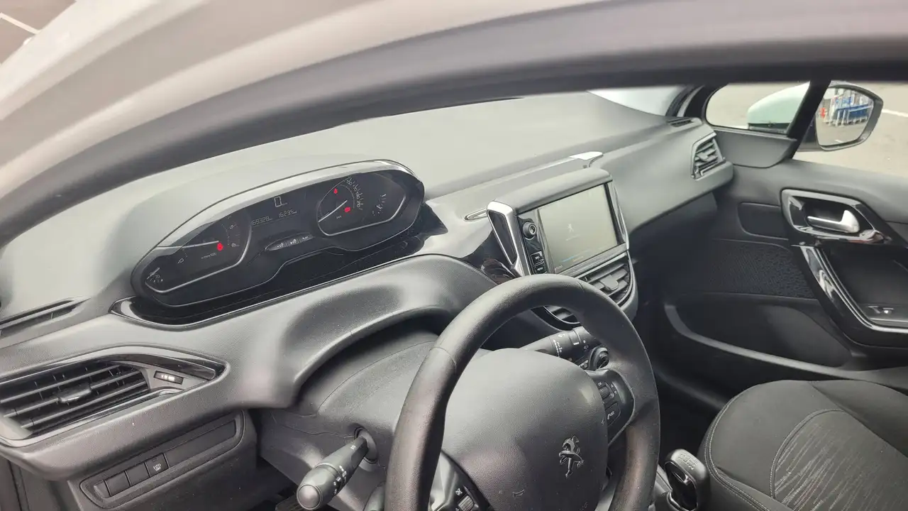Peugeot 208 208 — photo 15
