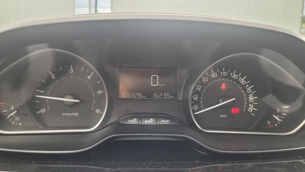 Peugeot 208 208 — photo 14