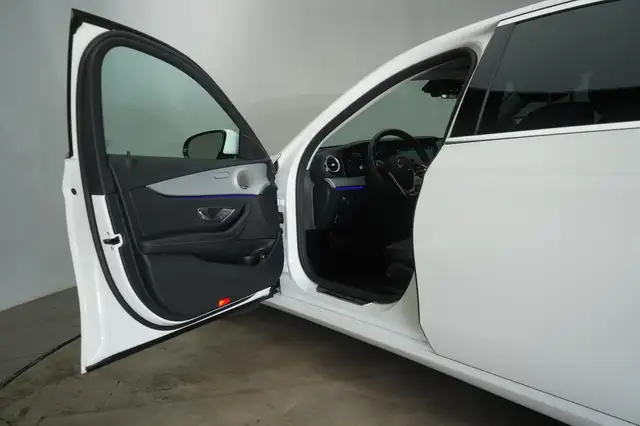 Mercedes-Benz E-Class view 12