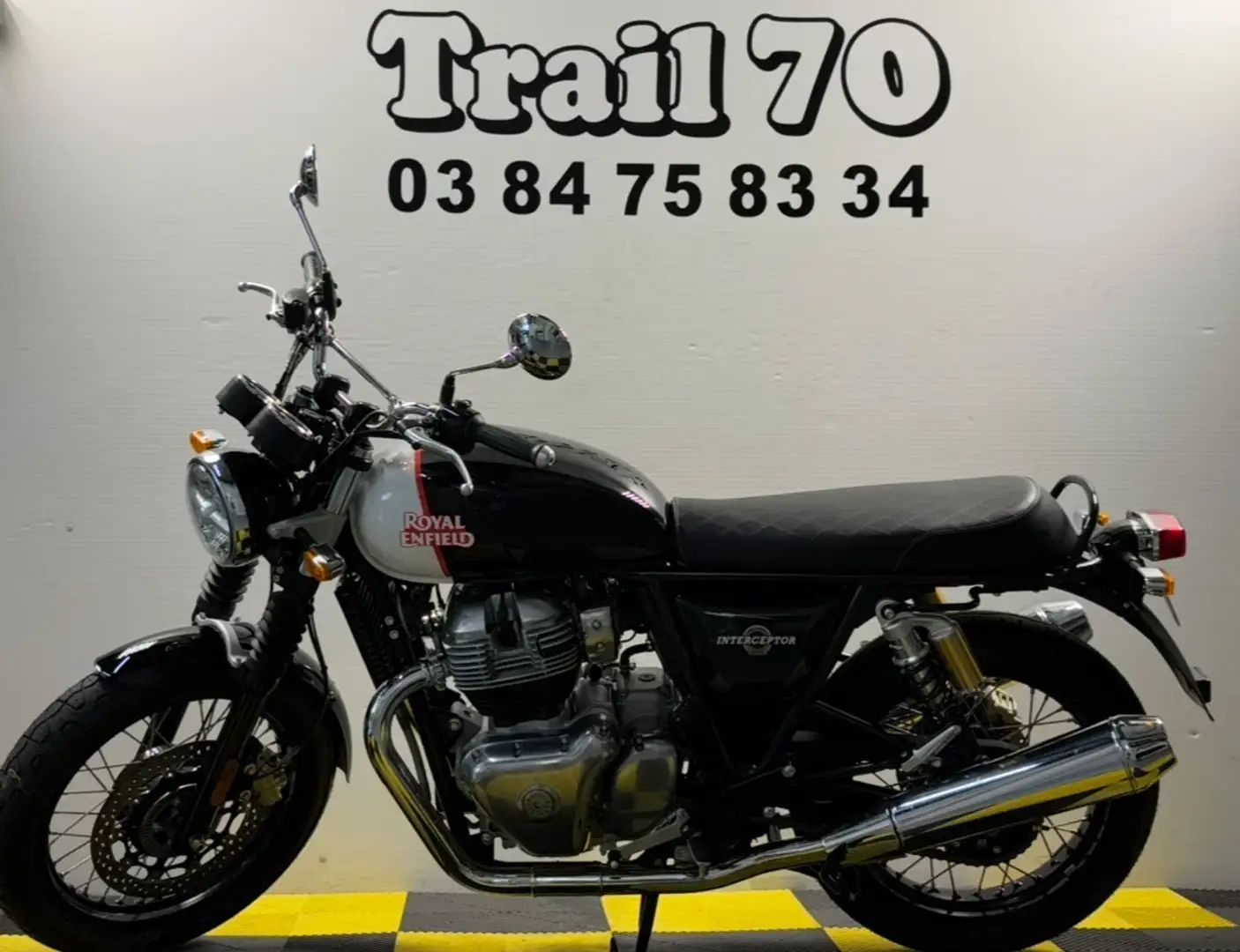 Royal Enfield Interceptor Black - 2