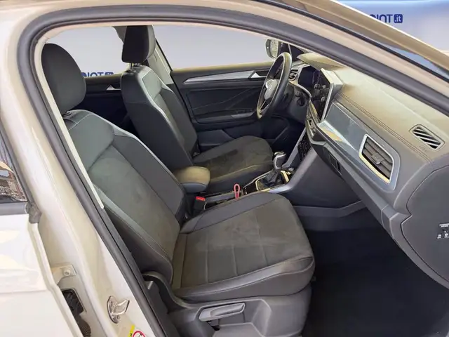 Volkswagen T-Roc view 16
