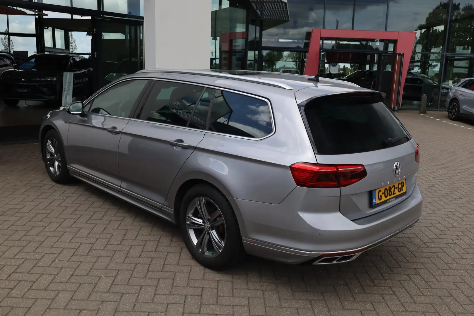 Volkswagen Passat Variant 1.5 TSI Elegance Business R 110KW/150PK DSG, NL au Zilver - 2
