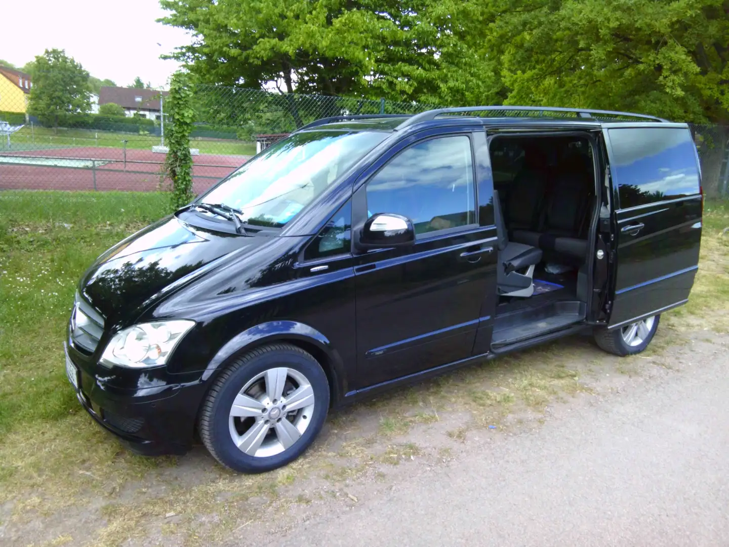 Mercedes-Benz Viano Viano 2.2 CDI DPF extralang 4Matic Automatik Ambie Schwarz - 2