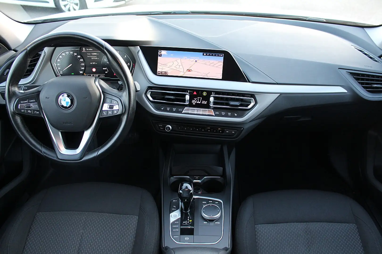 BMW 118 d Aut. ACC, Navi, LED, AHK, Spurverlassen... Silber - 2