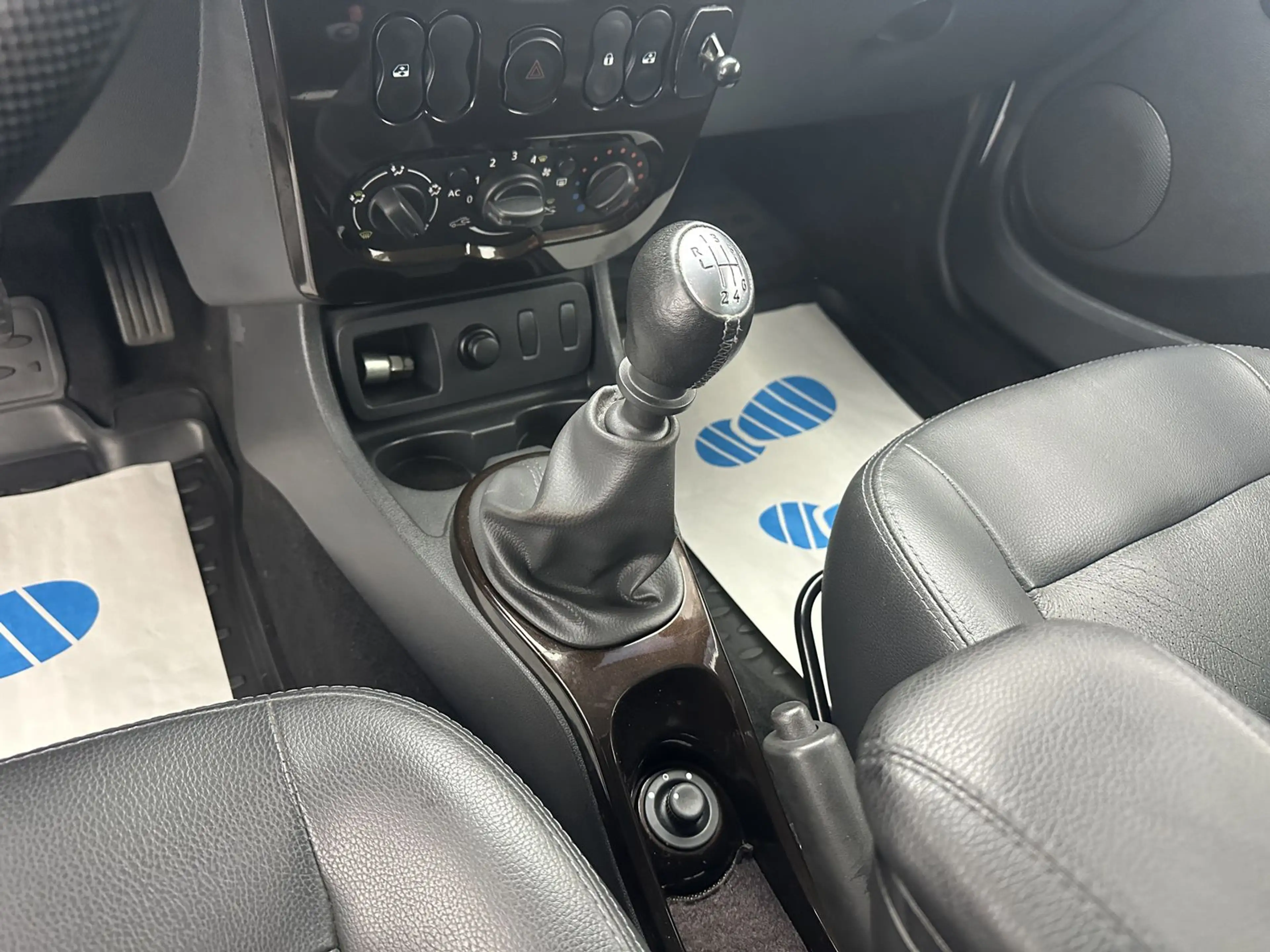 Dacia Duster Prestige 4x2 "LEDER-KLIMA-ALU-TÜV" — photo 11
