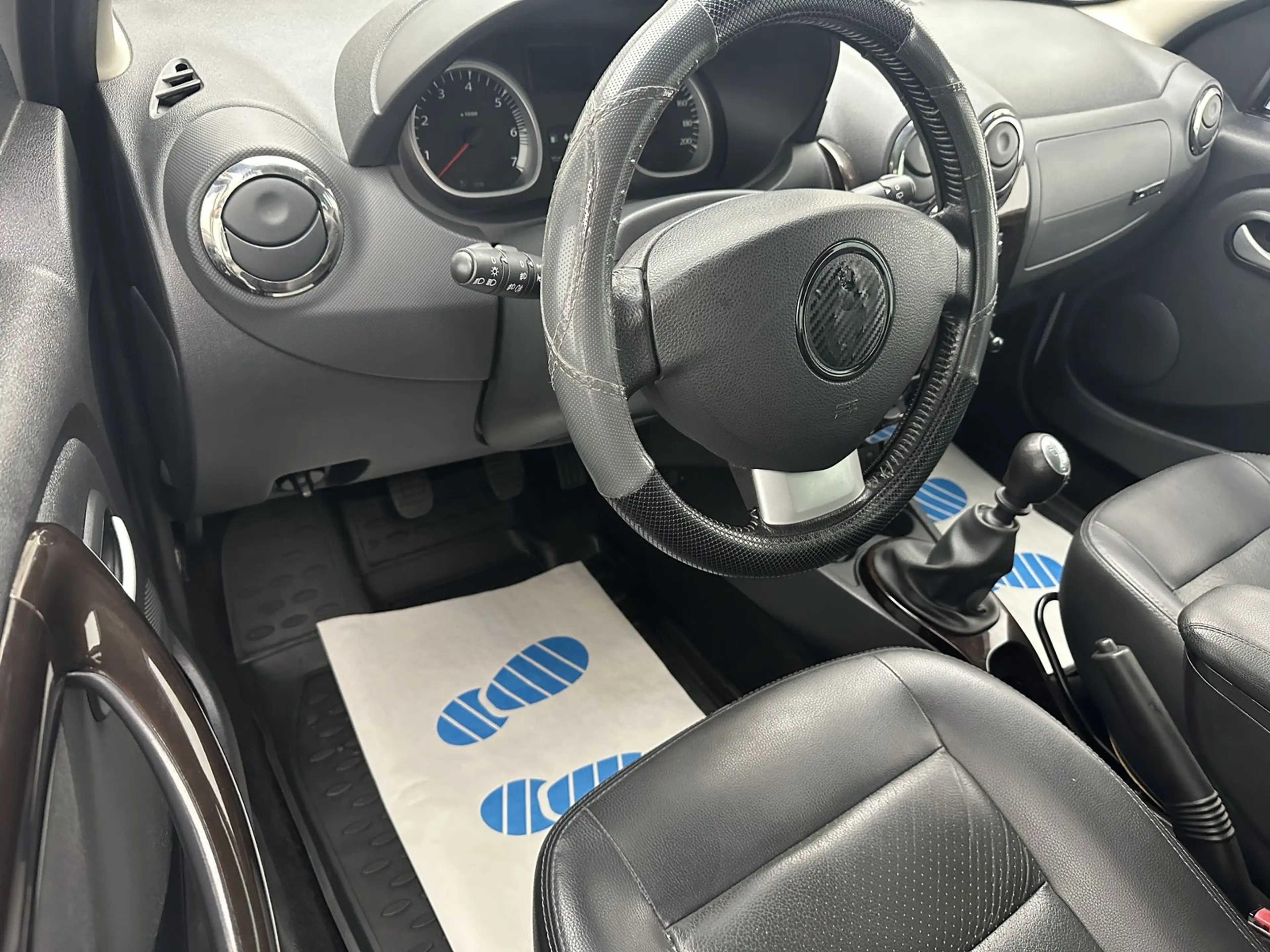 Dacia Duster Prestige 4x2 "LEDER-KLIMA-ALU-TÜV" — photo 13