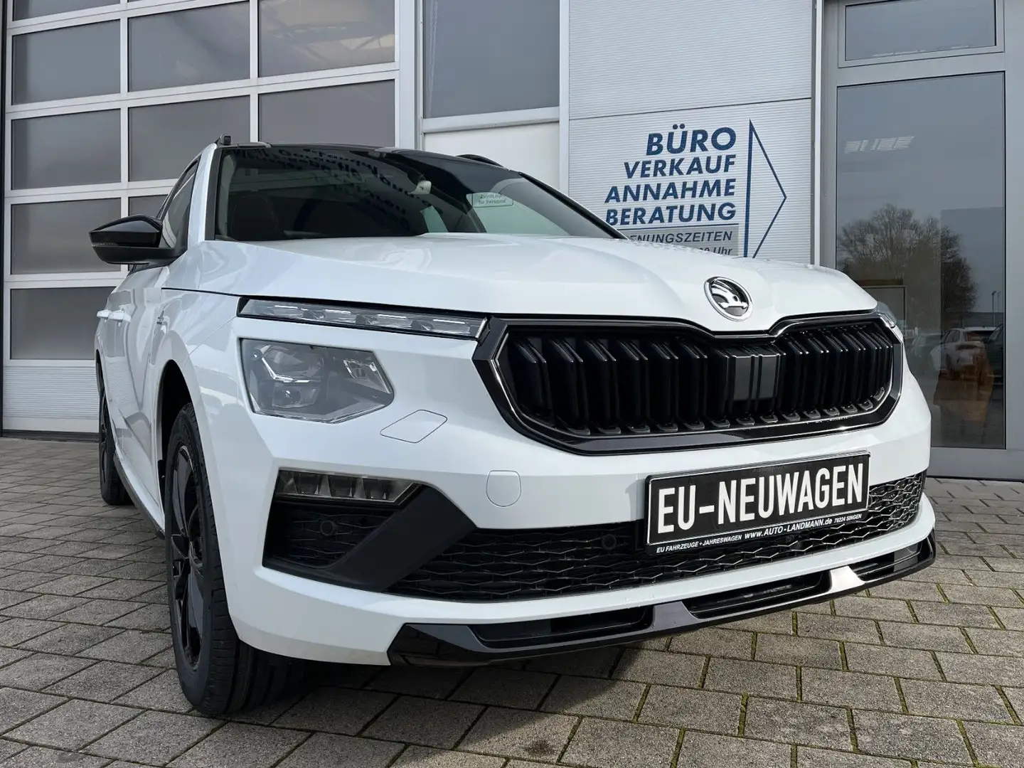 Skoda Kamiq 1.5 TSI DSG Monte Carlo PANO AHK 5J GAR Weiß - 1