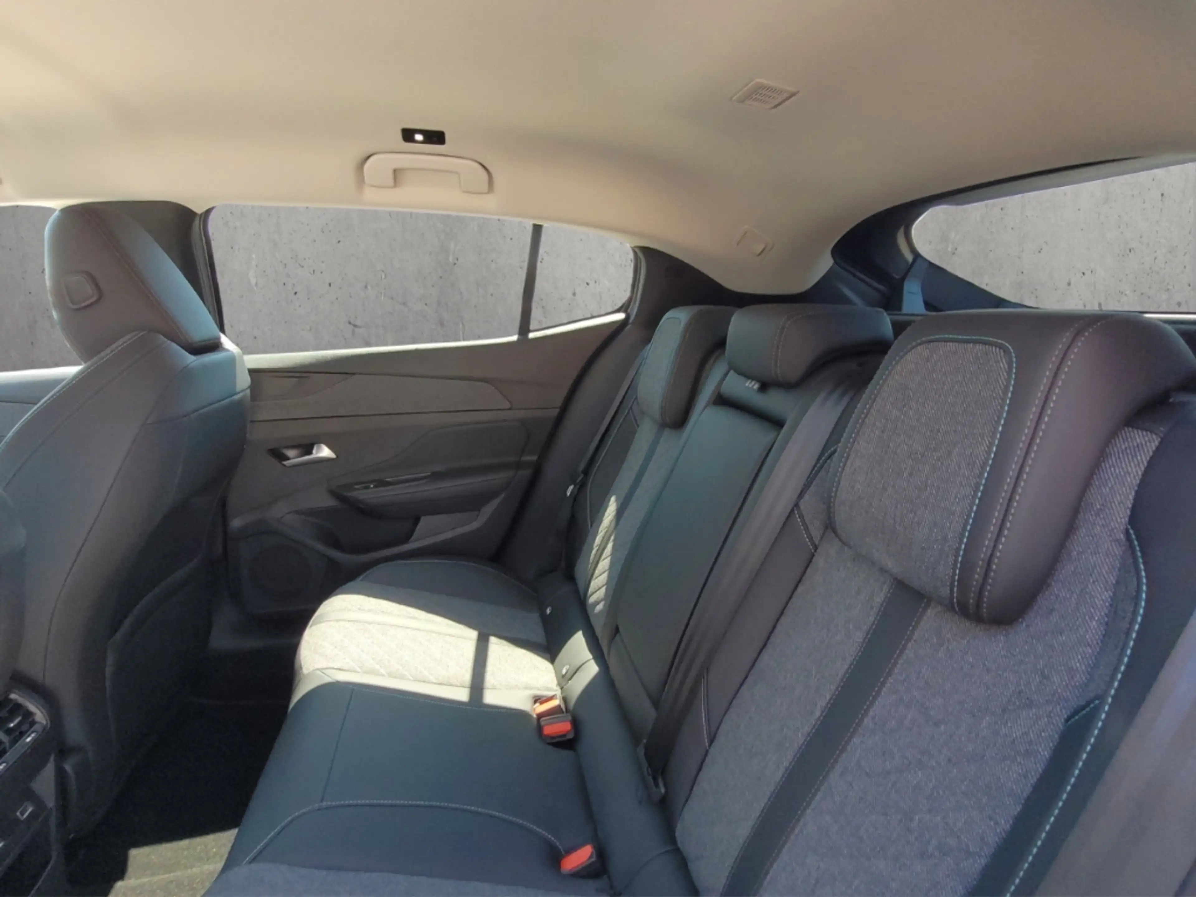 Peugeot 408 Allure PT 130 EAT8 AHK LED ACC Navi Memory Sitze 3 — photo 8