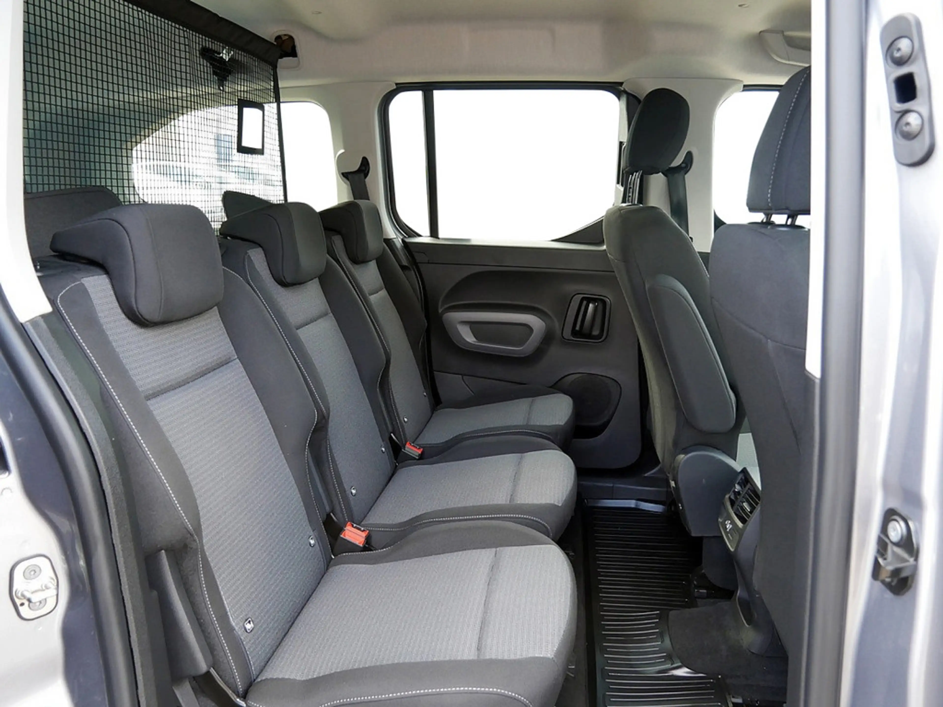 Toyota Proace City Verso 1.5 D-4D 7-Sitze behinderte — photo 9