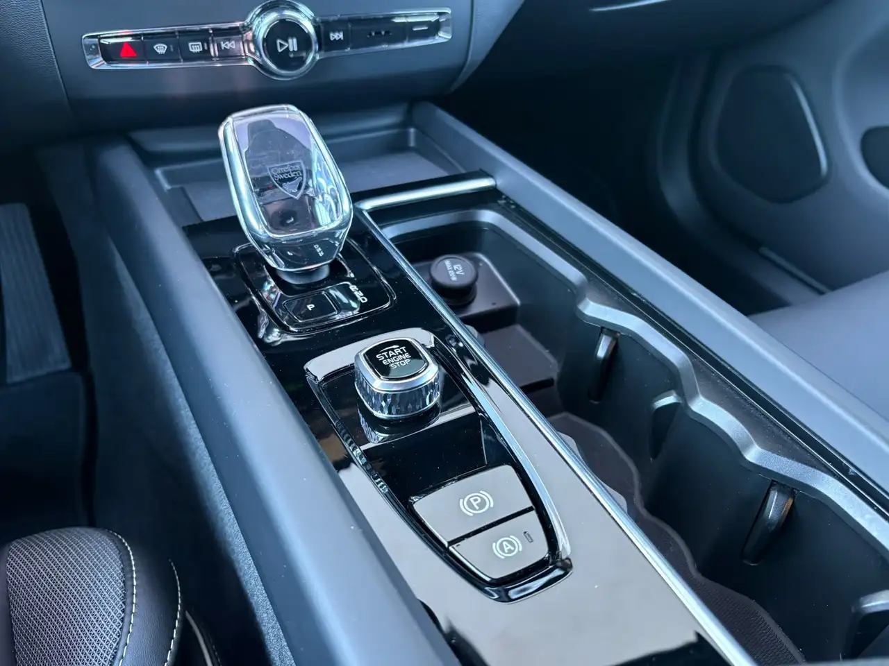 Volvo XC60 2.0 T8 Plug-in hybrid AWD NW MODEL Ultra Black Edi, миниатюра 7