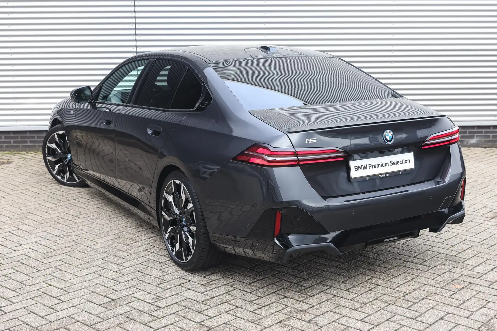 BMW i5 eDrive40 M Sport / Panoramadak / Trekhaak / Adapti Grijs - 2