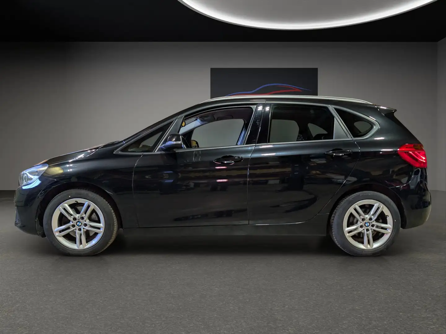 BMW 220 BMW 220d xDrive ActiveTou AUT*Service neu*Garantie Schwarz - 2