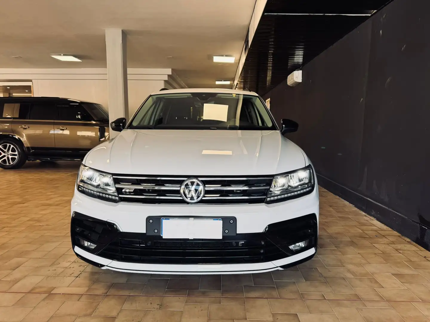 Volkswagen Tiguan II 2016 2.0 tdi Advanced R-Line 150cv dsg Bianco - 2