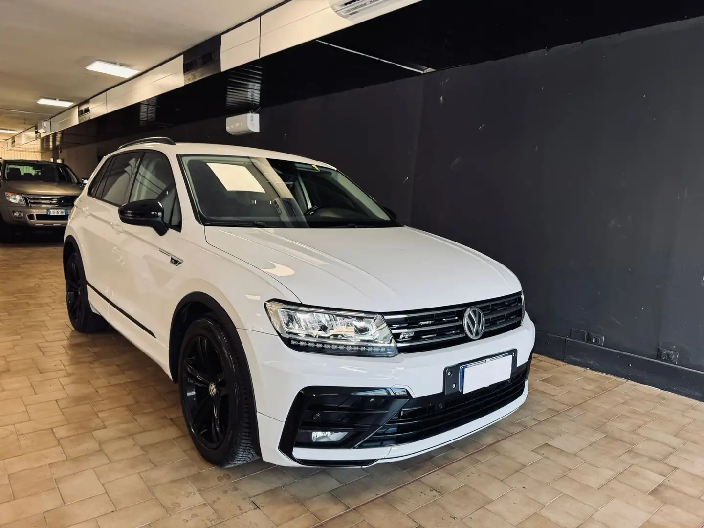 Volkswagen Tiguan II 2016 2.0 tdi Advanced R-Line 150cv dsg Bianco - 1