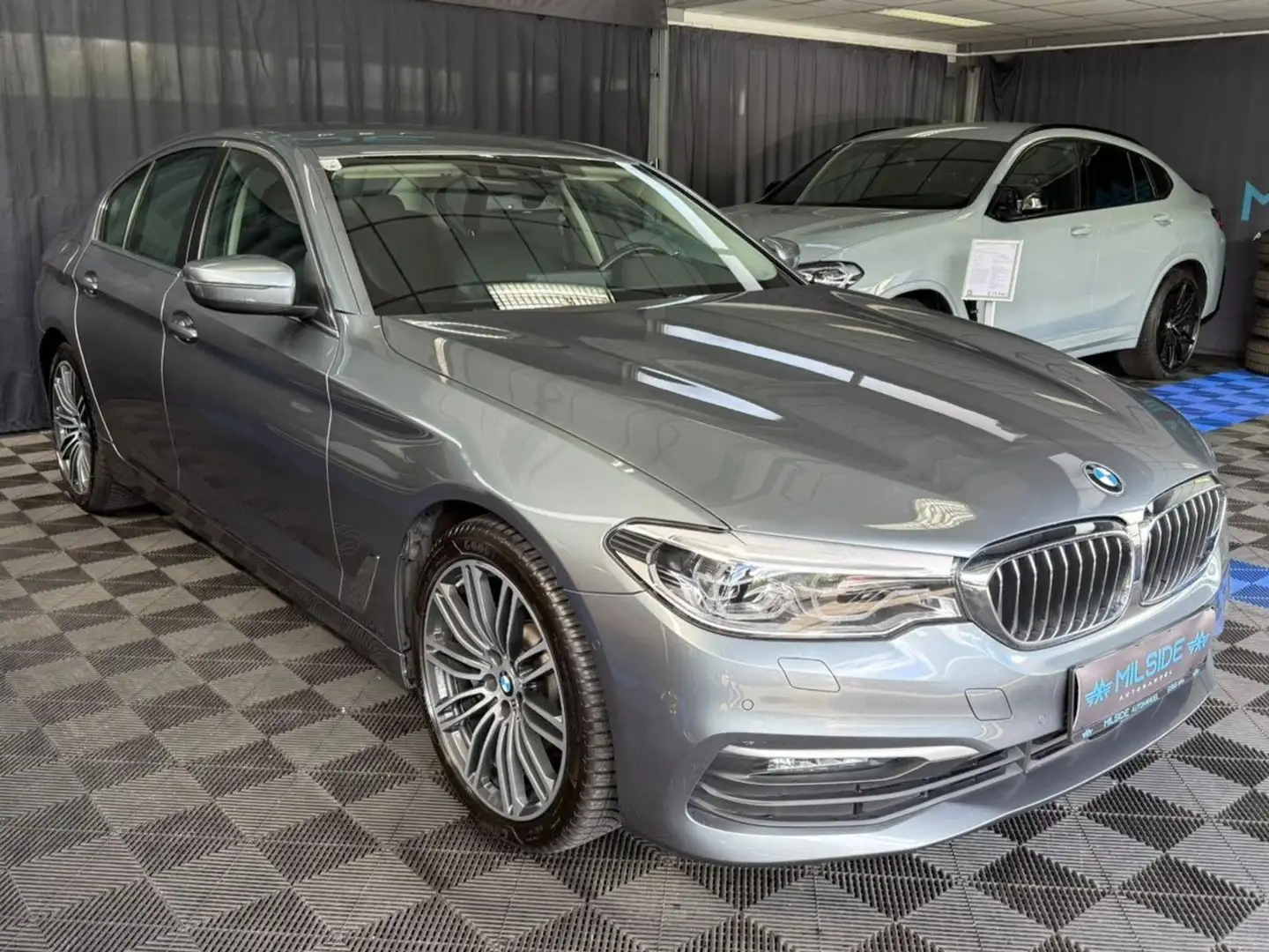 BMW 530 AMBIENTE,STANDHEIZUNG,SITZLÜFTUNG,TOTWINKEL,ACC,L Silber - 1