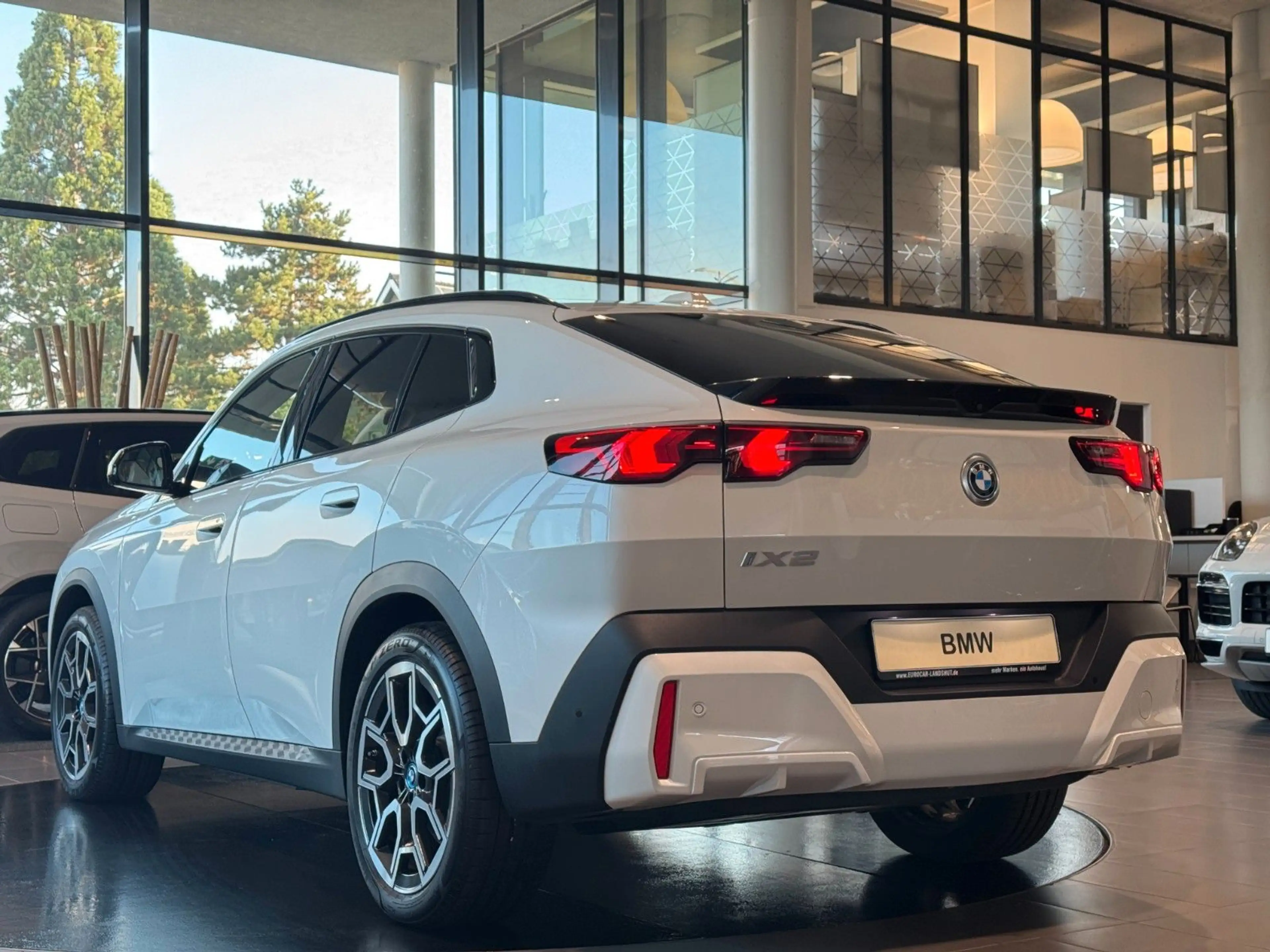 BMW iX2 xDrive30 InnovP Memory Pano H&K ACC AHK 360° — photo 2