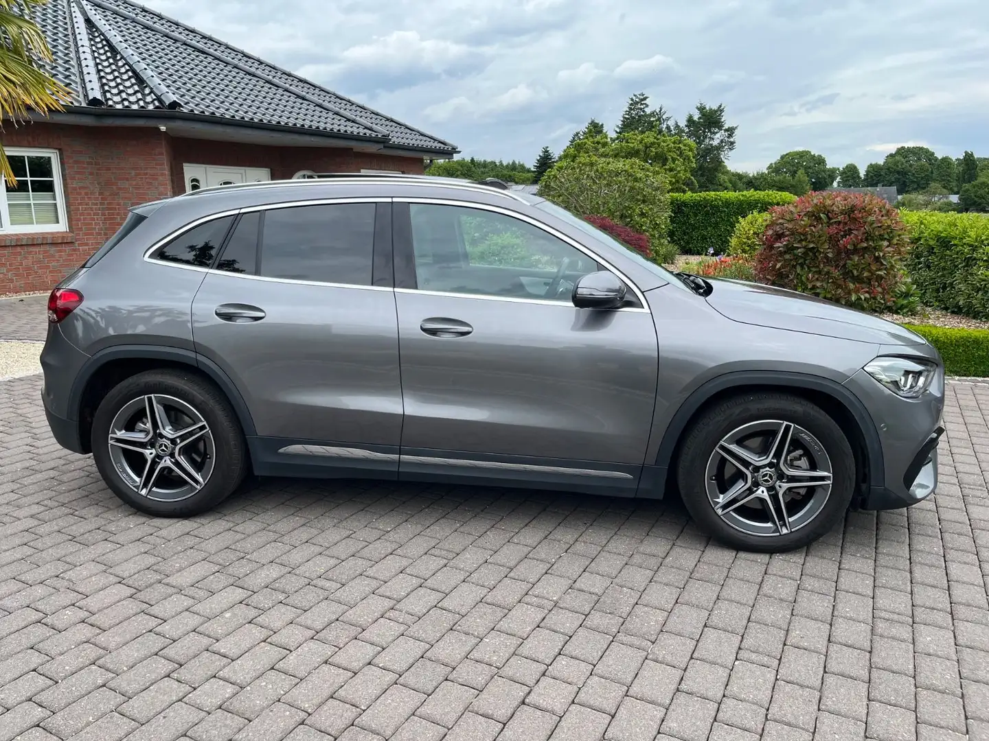 Mercedes-Benz GLA 250 4Matic AMG (( LED+Pano+Sound+Business )) Gris - 2
