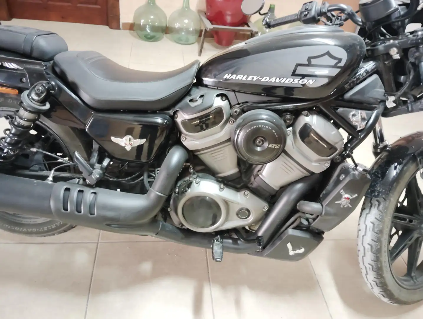 Harley-Davidson NIGHTSTER Negro - 2