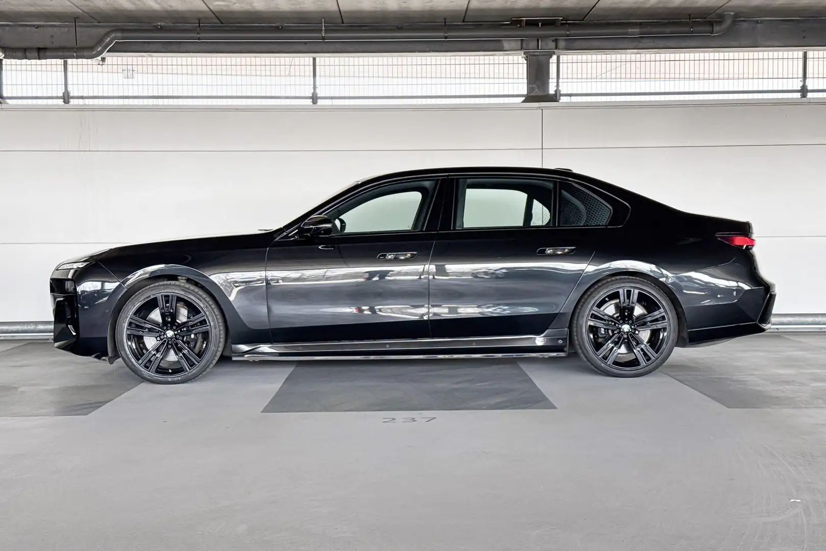 BMW i7 xDrive60 106 kWh Noir - 2